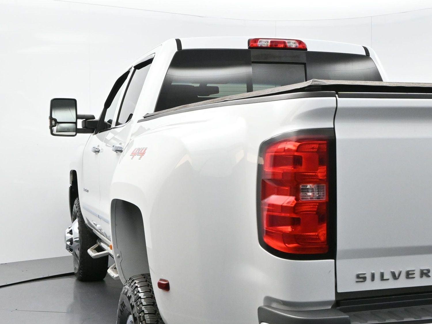 Used 2018 SUMMIT WHITE Chevrolet LTZ image 6