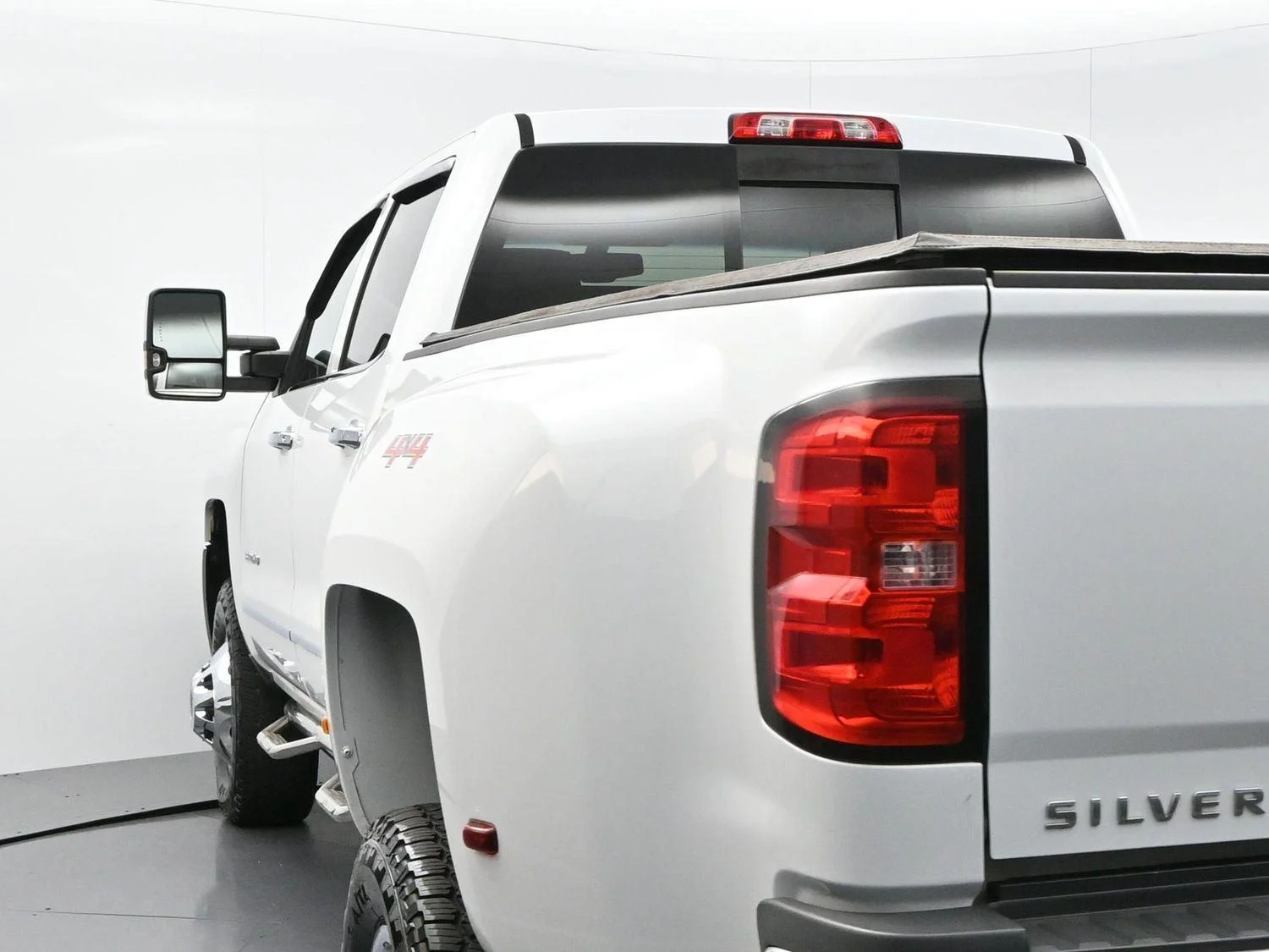 Used 2018 SUMMIT WHITE Chevrolet LTZ image 6