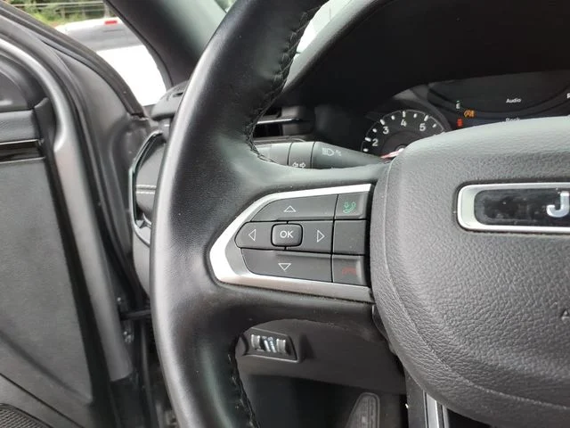 Used 2022 Silver Jeep Latitude image 25