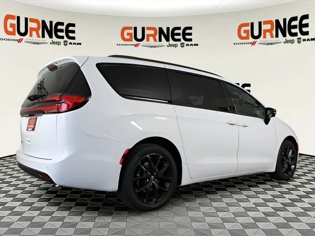 New 2026 Bright White Clear-Coat Exterior Paint Chrysler Select image 24