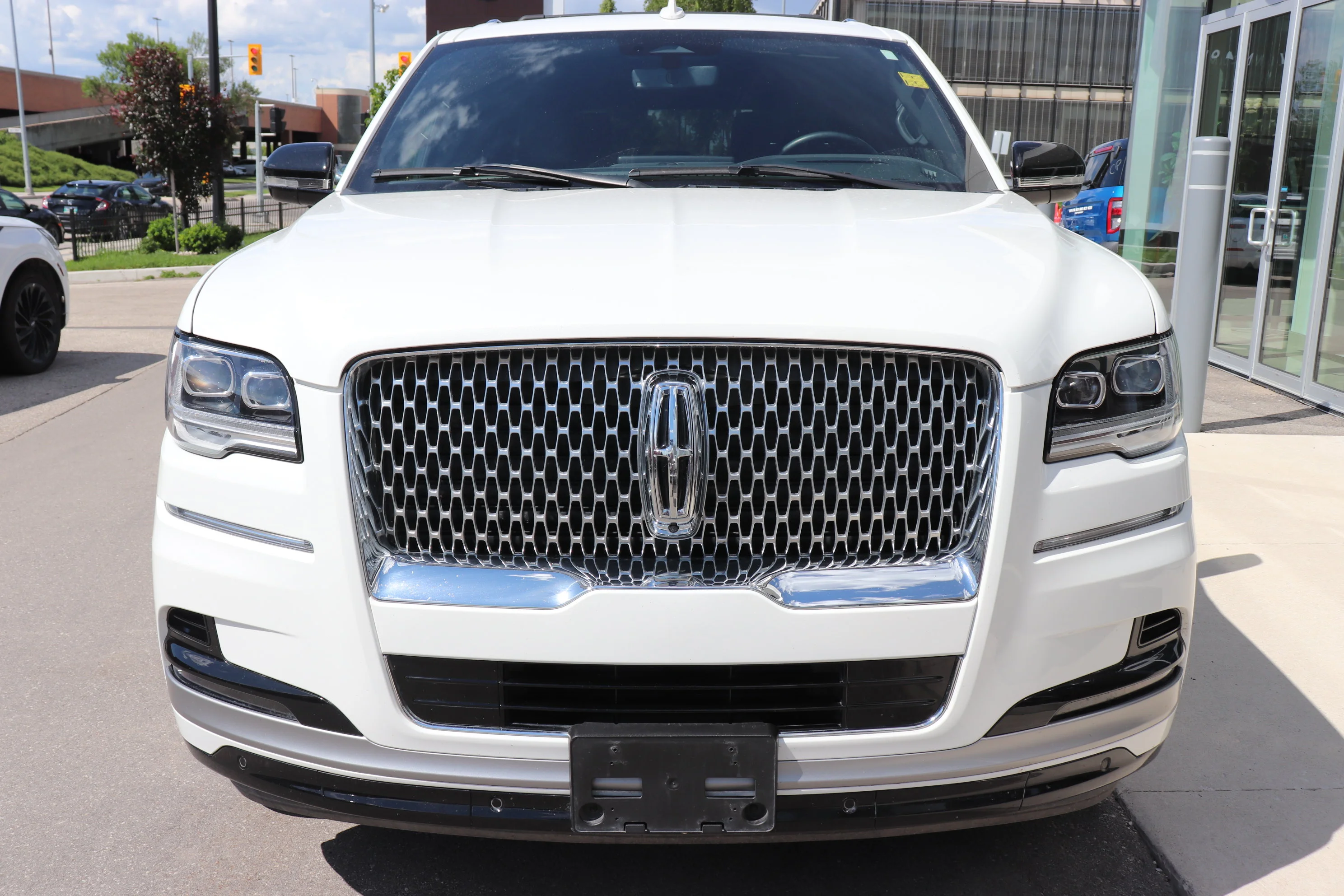 Used 2022 White Lincoln Reserve image 2