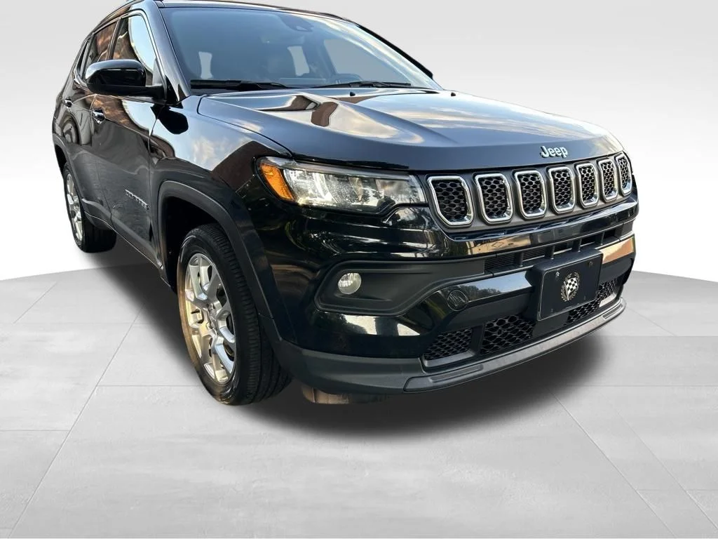 Used 2023 Black Jeep Latitude Lux image 9