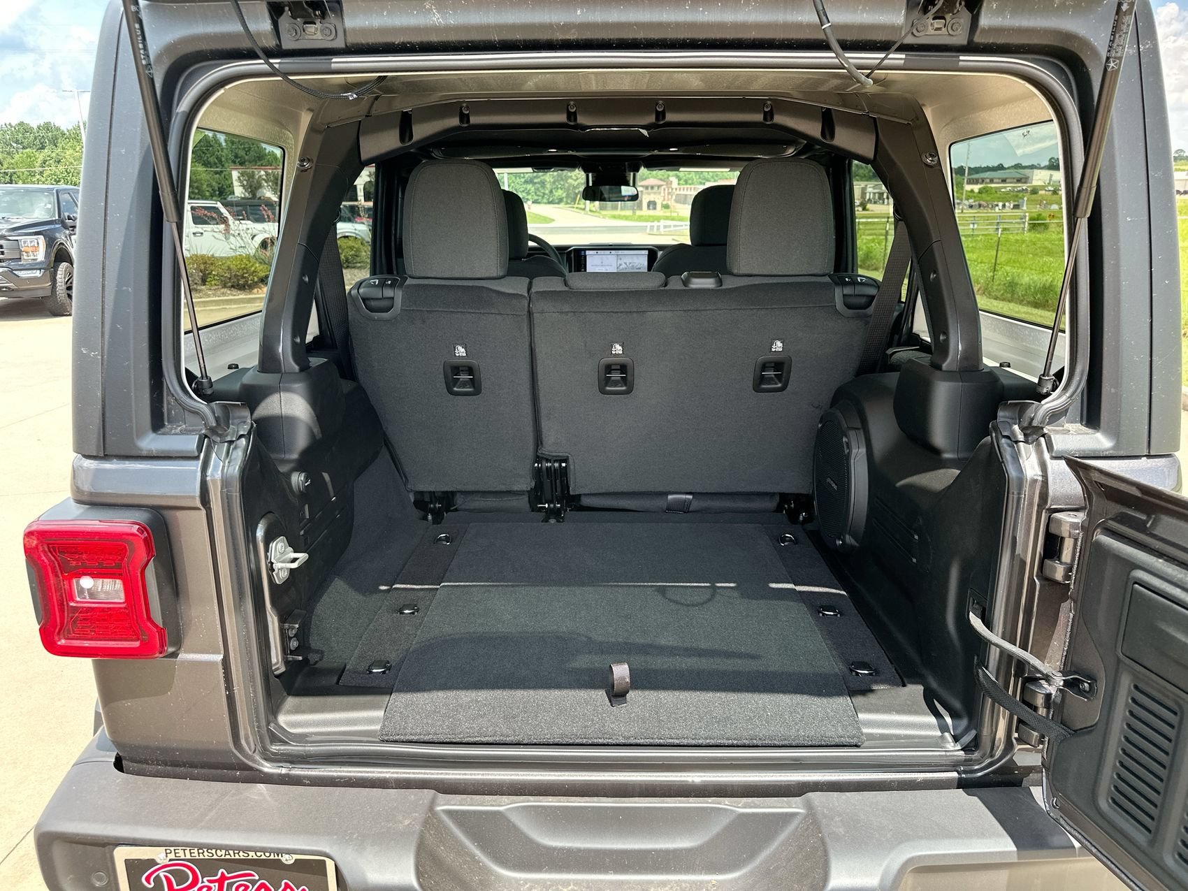 New 2024 Granite Crystal Metallic Clearcoat Jeep Sport S image 22