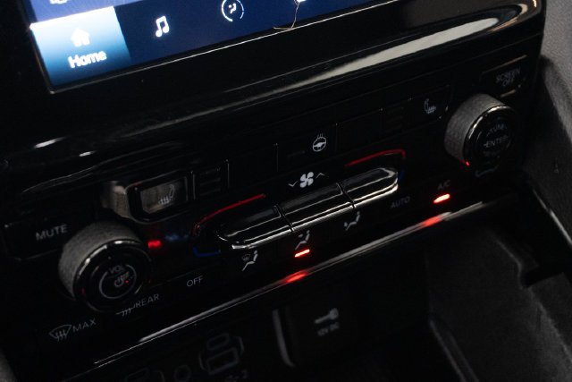 Used 2021 Black Jeep Altitude image 19