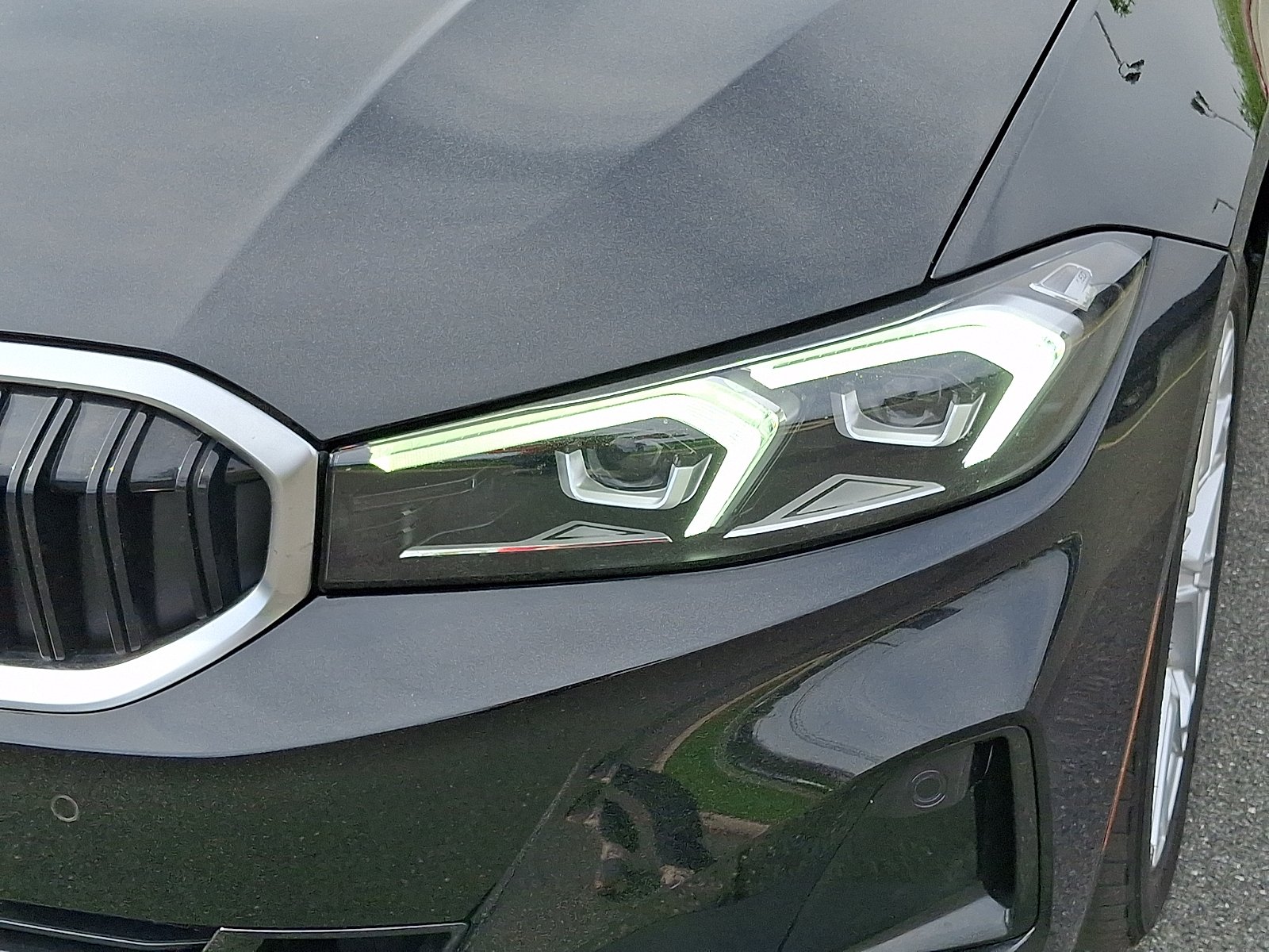 Used 2025 Black Sapphire Metallic BMW xDrive image 9
