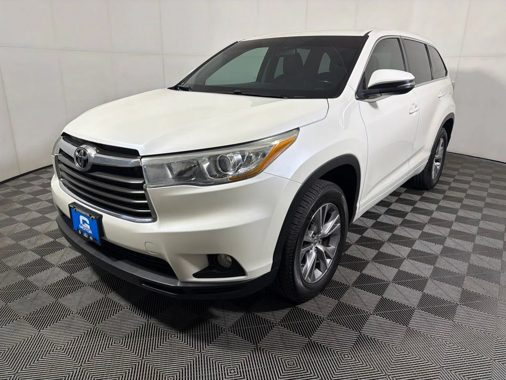 Used 2015 White Toyota LE Plus V6 image 4