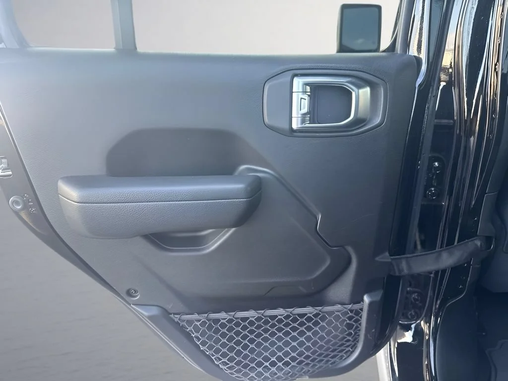 Used 2023  Jeep Mojave image 24