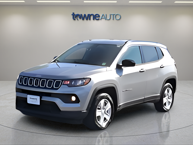 Used 2022 Silver Jeep Latitude image 4