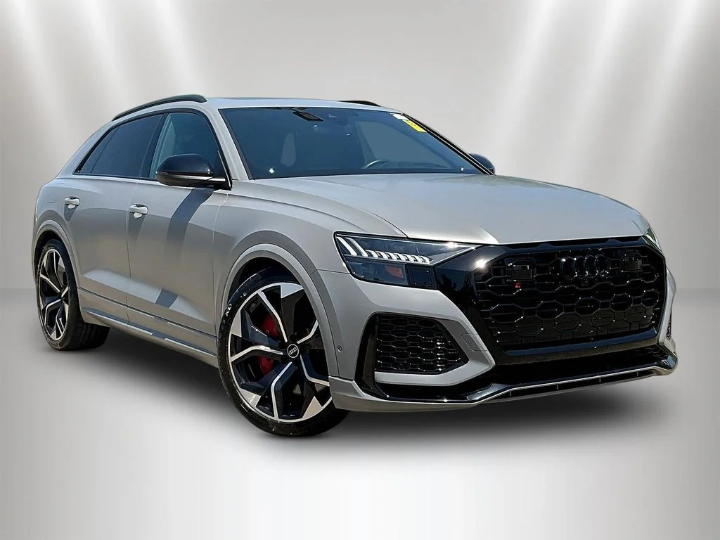 Used 2023  Audi 4.0T image 3