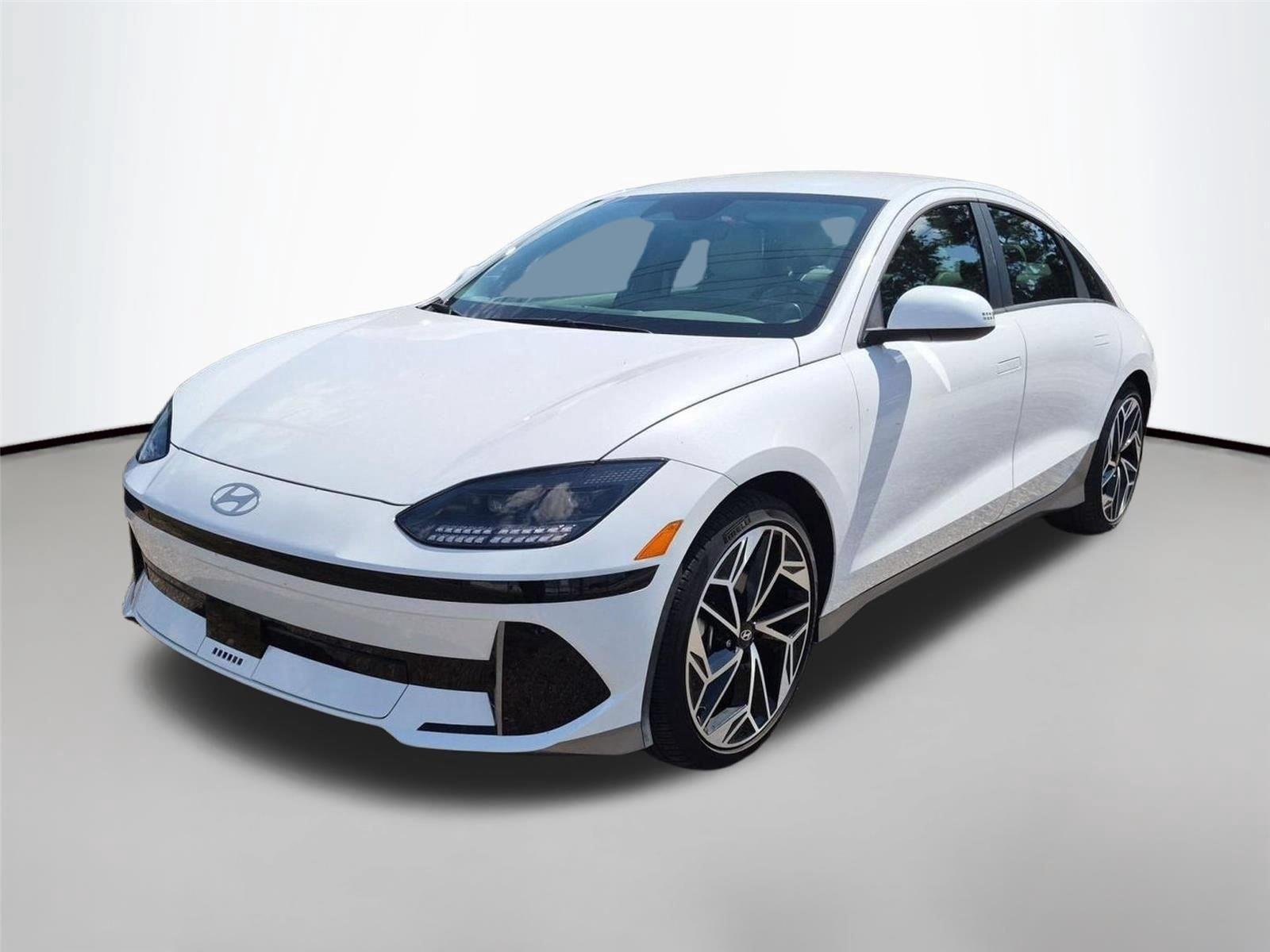 Used 2024 White Hyundai SEL image 1