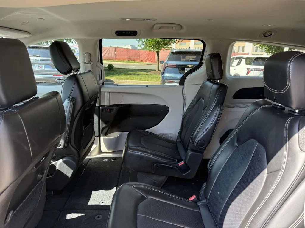 Used 2024 White Chrysler Touring L image 17