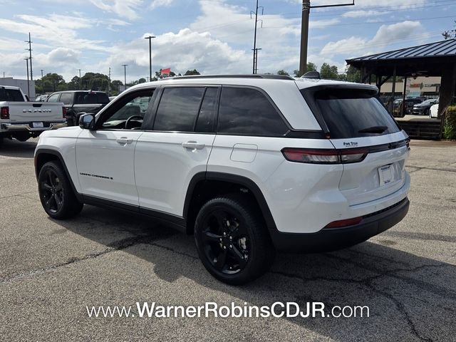 New 2026 Diamond Black Crystal Pearl-Coat Exterior Paint Jeep Laredo image 9