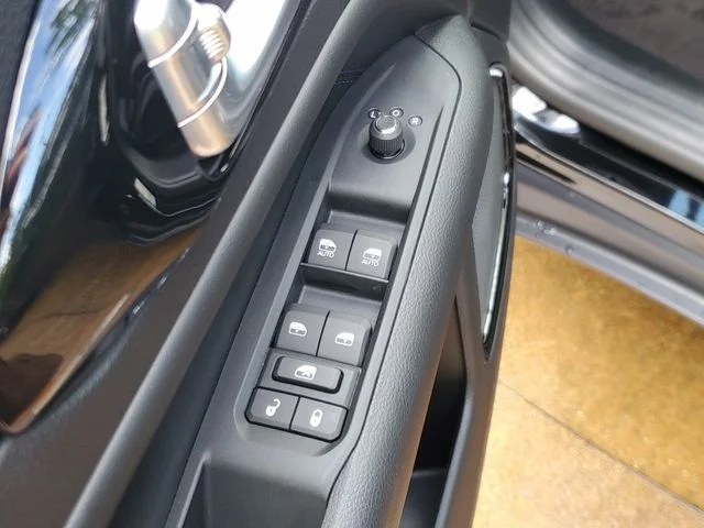 New 2026 Diamond Black Crystal Pearl-Coat Exterior Paint Jeep Latitude image 17