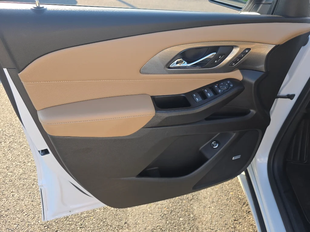 Used 2023 Iridescent Pearl Tricoat Chevrolet Premier image 32
