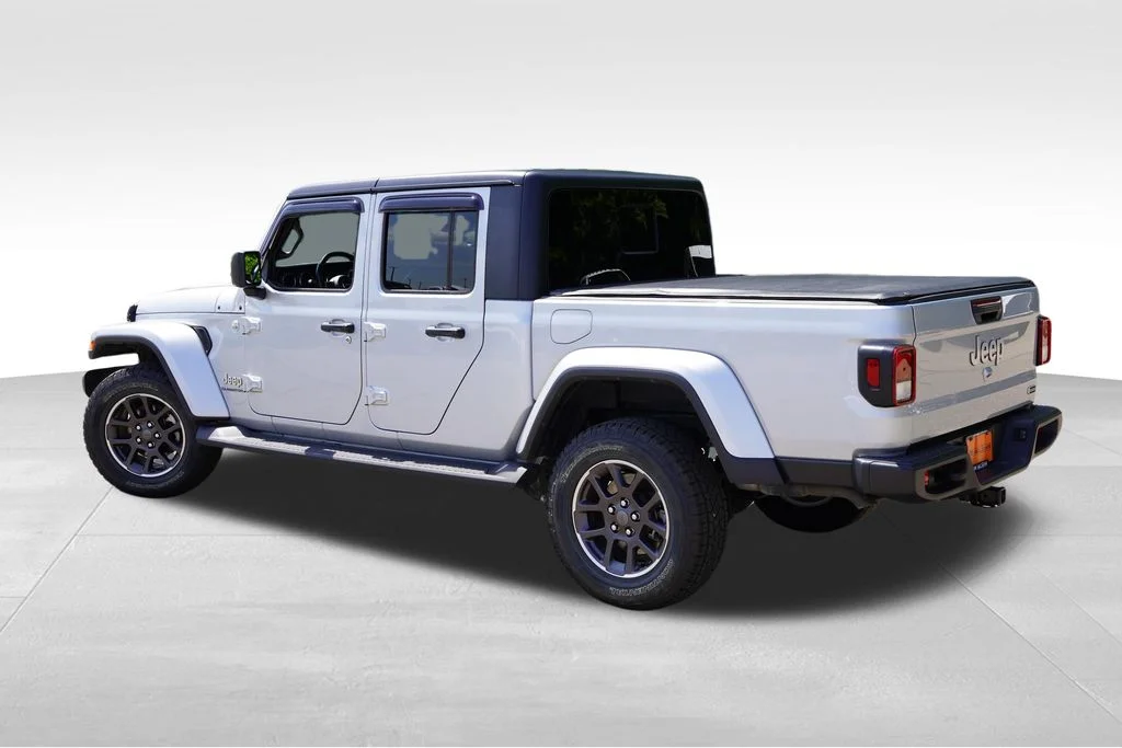 Used 2022 Silver Zynith Clearcoat Jeep Overland image 8