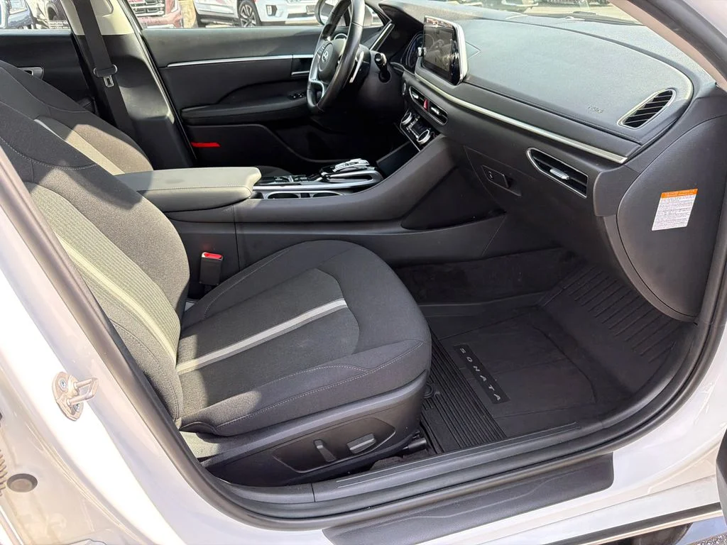 Used 2023 White Hyundai SEL image 13