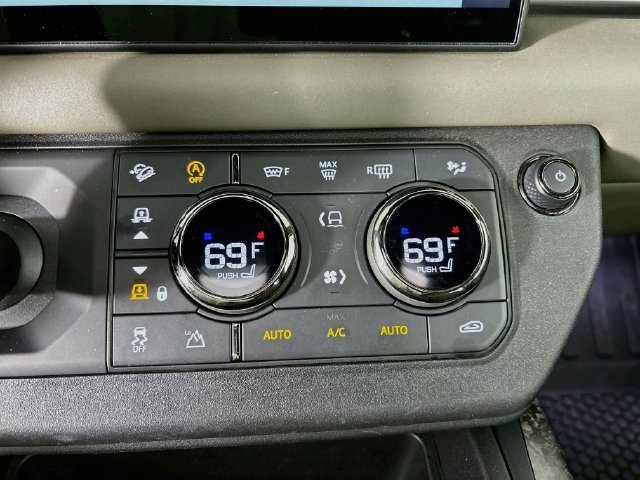 Certified Used 2025 Faroe Green Land Rover OCTA image 18