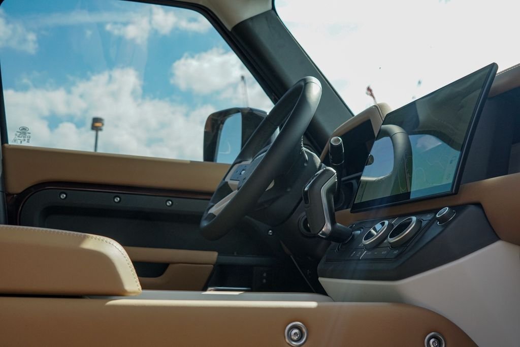 New 2026 Sedona Red Metallic Land Rover S image 32