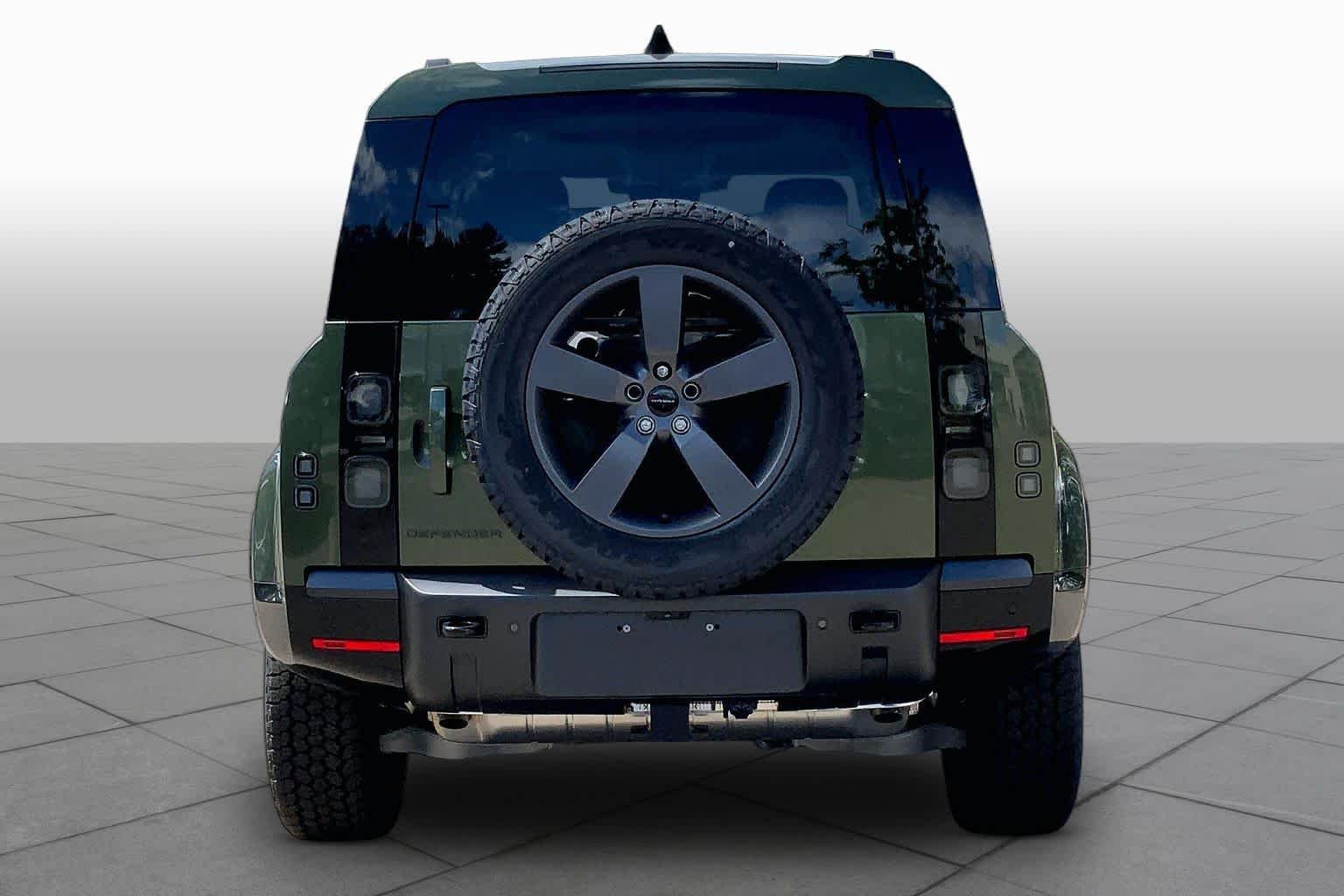 New 2026 Woolstone Green Land Rover X-Dynamic SE image 4