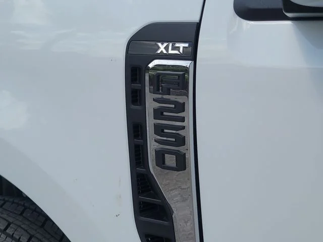 New 2026 Oxford White Ford XLT image 9