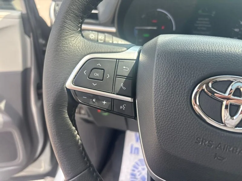 Used 2022 Silver Toyota XLE image 36