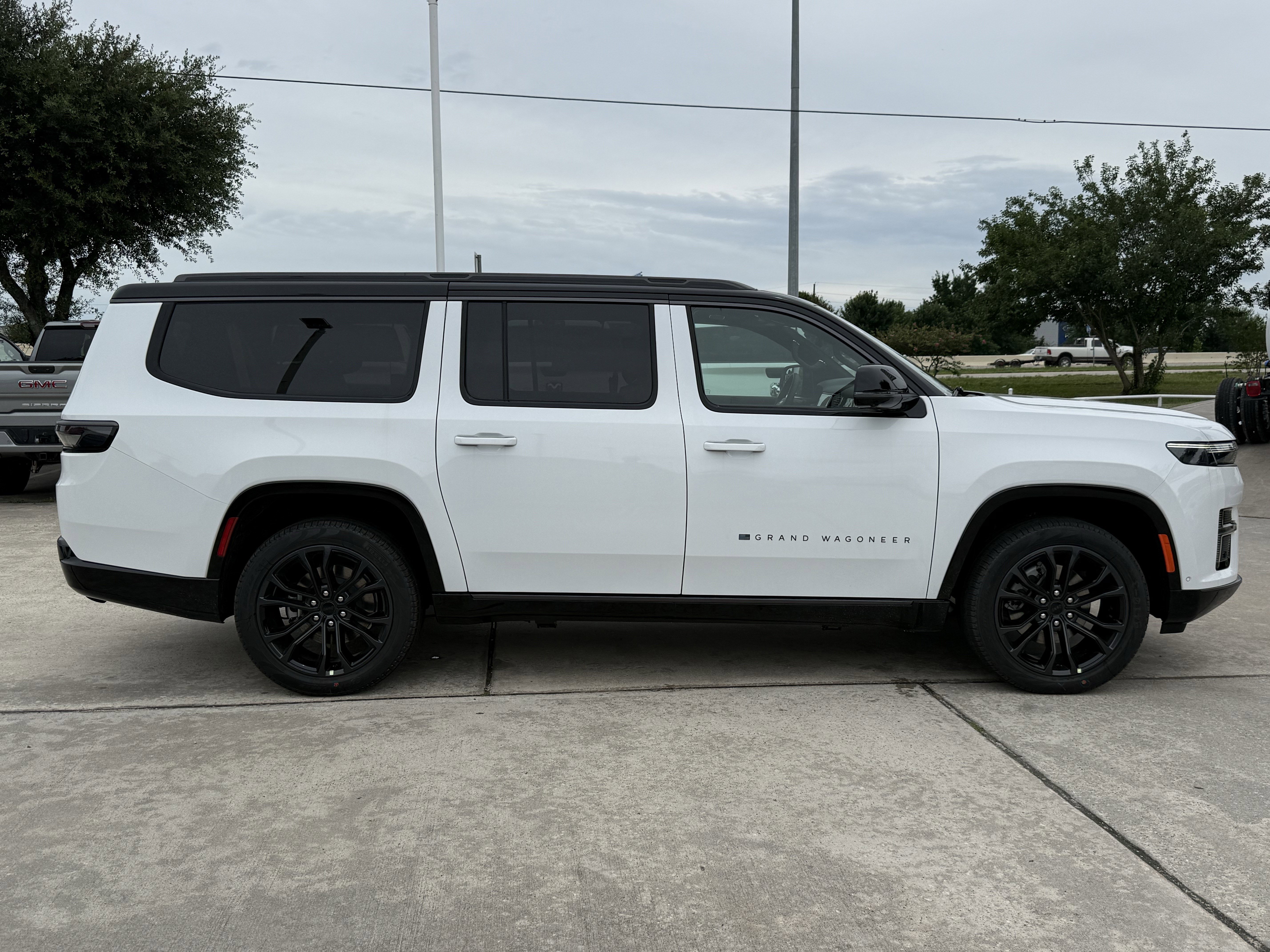 New 2026 Bright White Clear-Coat Exterior Paint Jeep Summit Reserve image 3