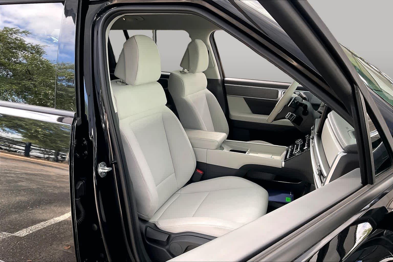 Used 2025 Phantom Black Hyundai SE image 9