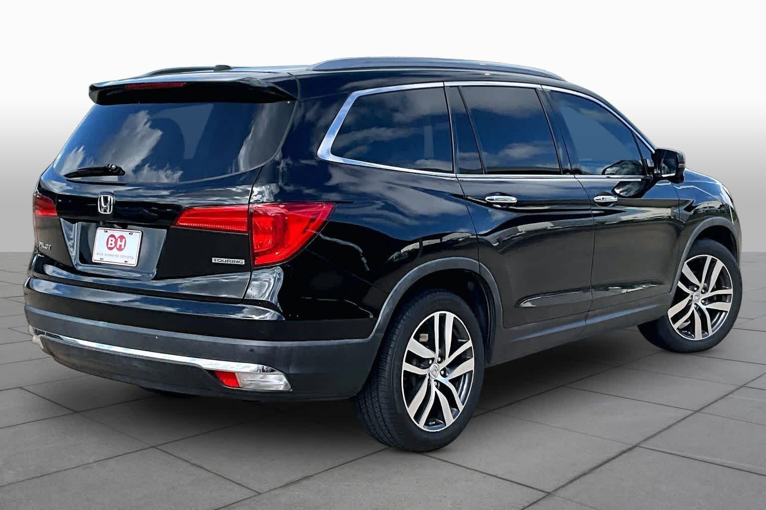 Used 2016 Crystal Black Pearl Honda Touring image 13