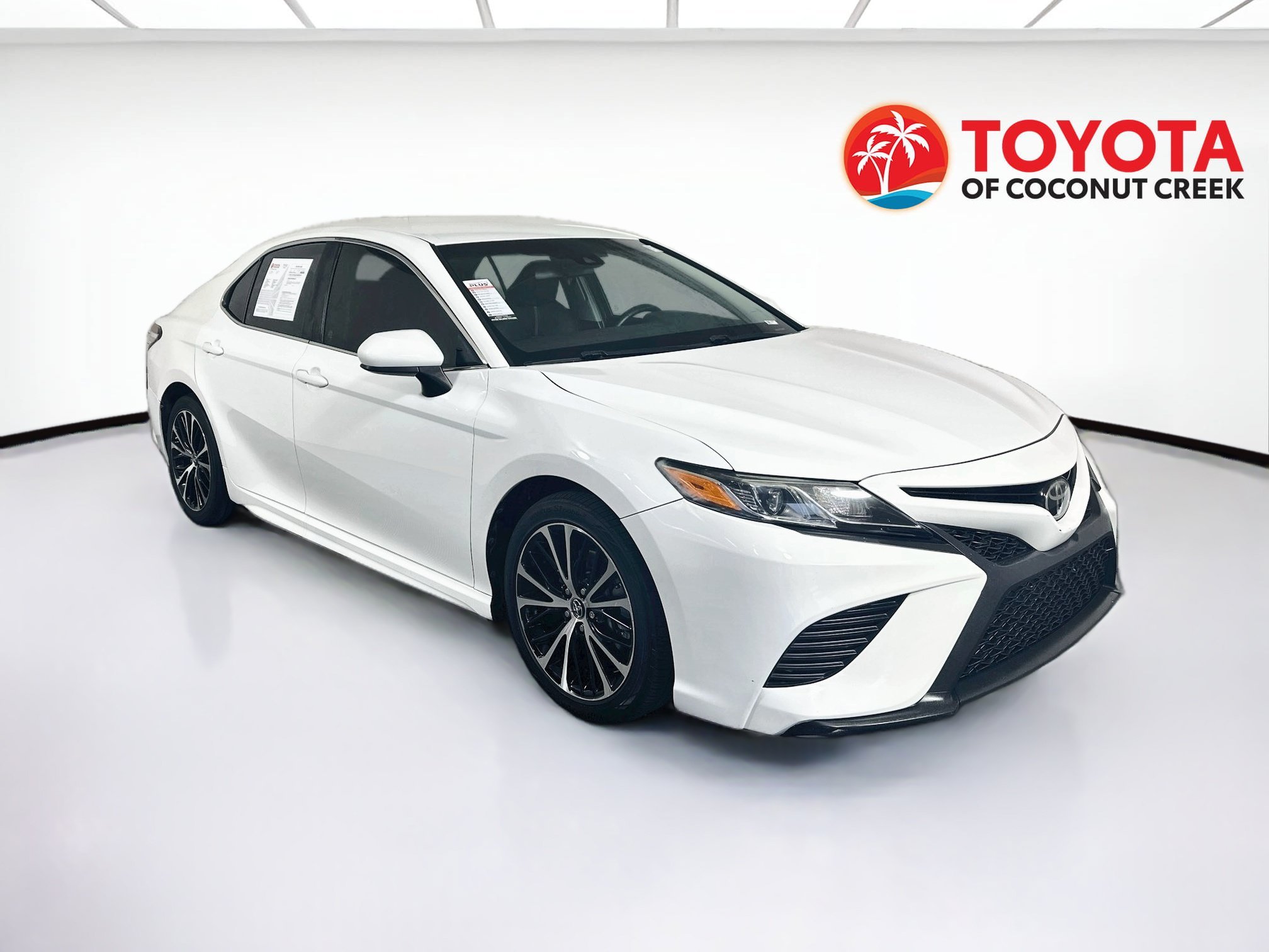 Used 2018 Super White Toyota SE image 1
