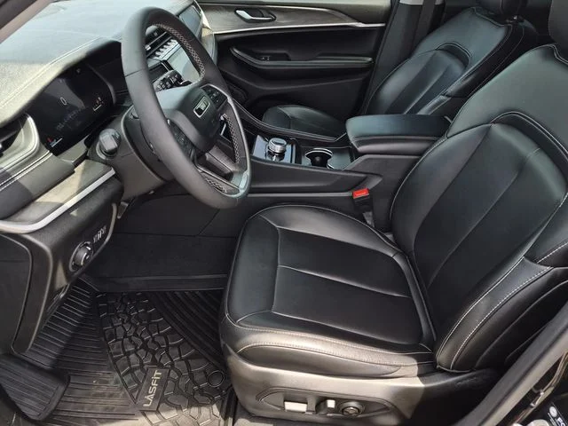 Used 2024 Diamond Black Crystal Pearlcoat Jeep Limited image 11