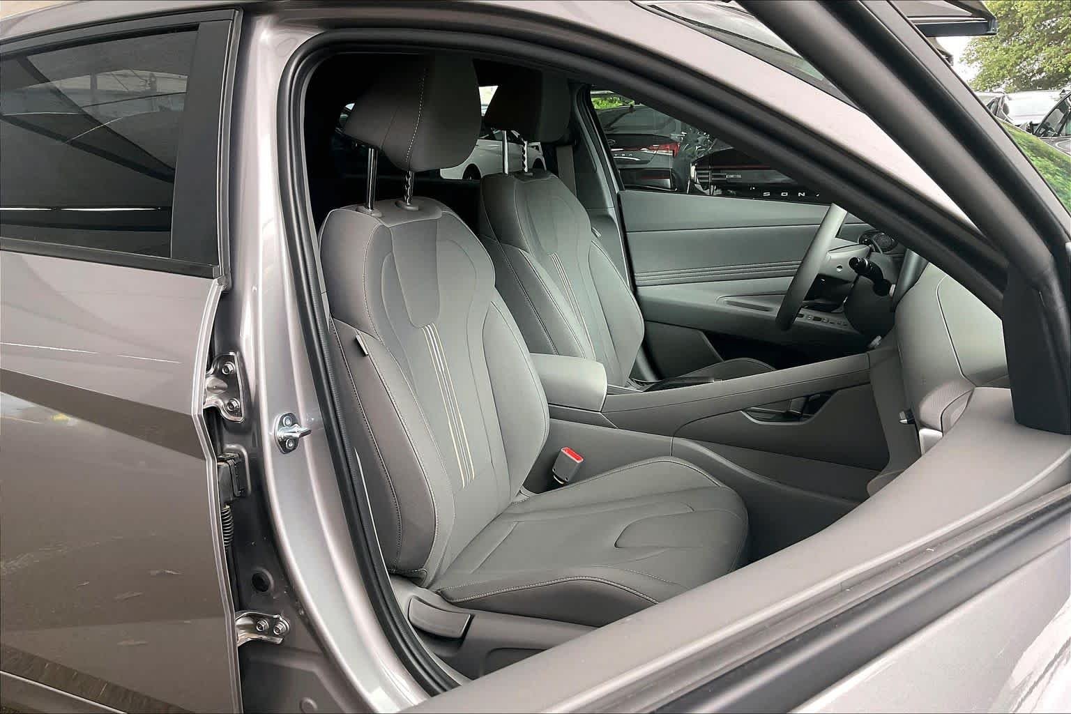 Certified Used 2025 Fluid Metal Hyundai SEL Sport image 9