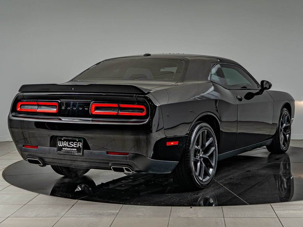 Used 2021 Pitch Black Clearcoat Dodge SXT image 5