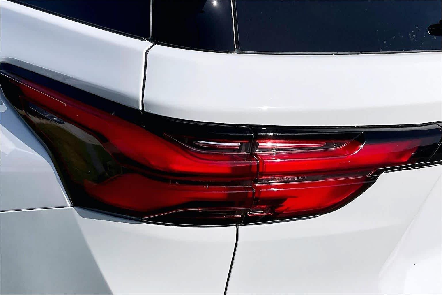 Used 2023 Summit White Chevrolet LT Cloth image 25