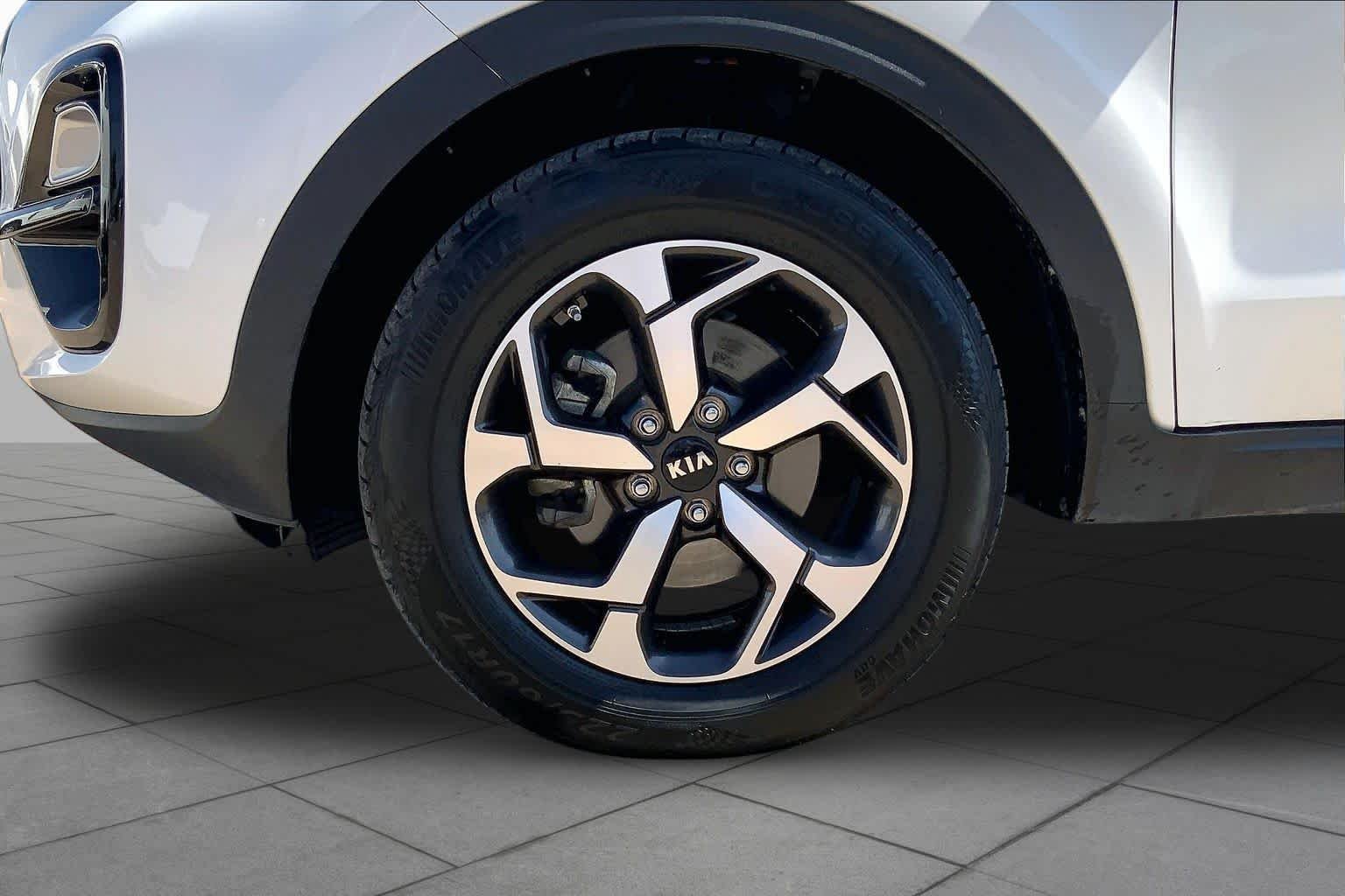 Used 2021 Snow White Pearl Kia LX image 10