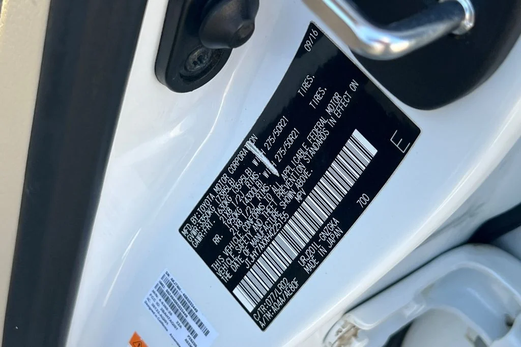 Used 2017  Lexus 570 image 34