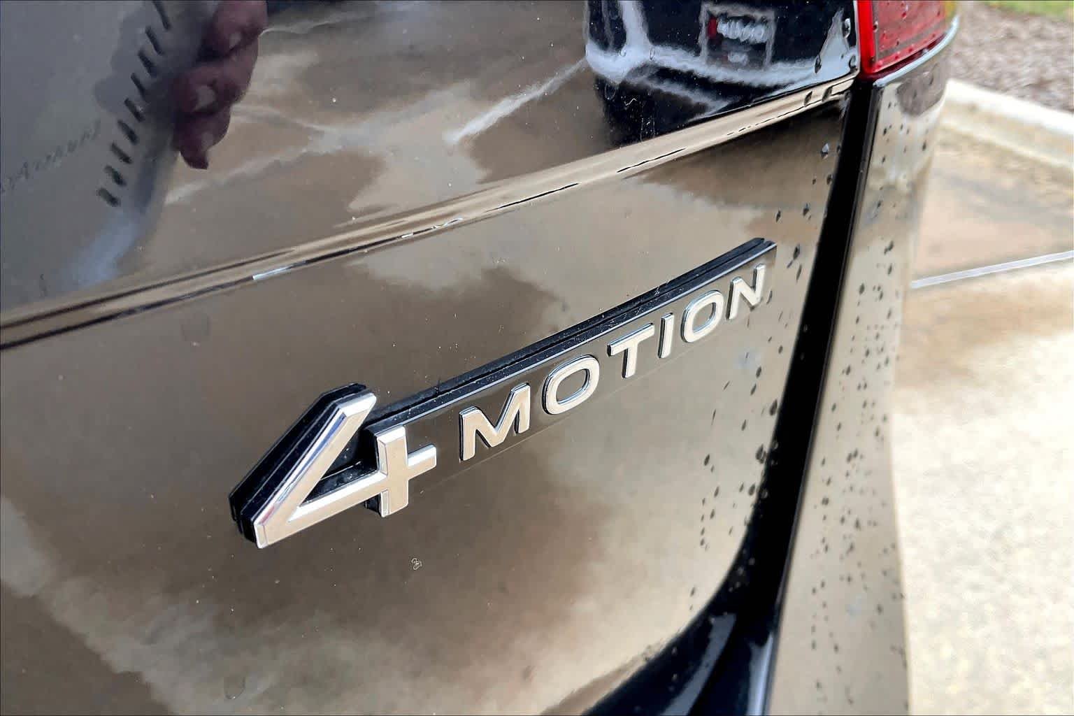 Used 2022 Deep Black Pearl Volkswagen SEL R-Line image 10