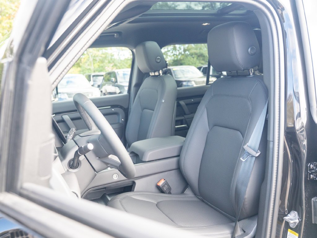 New 2026 Santorini Black Land Rover X-Dynamic SE image 19