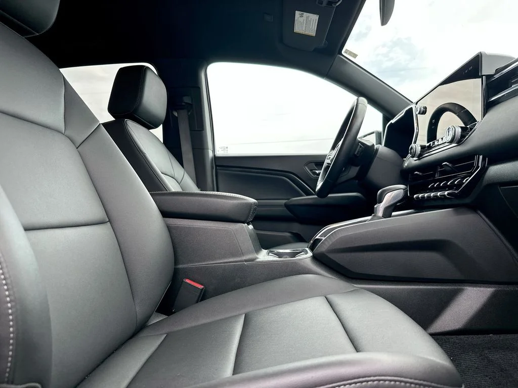 Used 2025 White GMC Elevation image 14