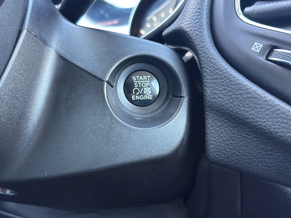 Used 2018 Granite Crystal Metallic Clearcoat Jeep Latitude image 19