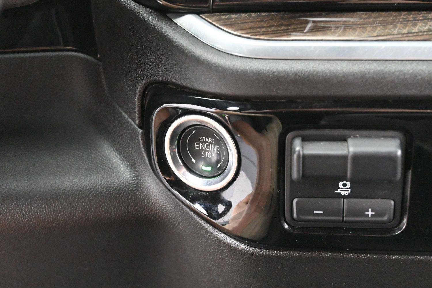 Used 2025 Summit White Chevrolet LT image 25
