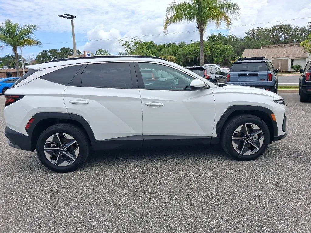 Used 2025 White Hyundai SEL image 4