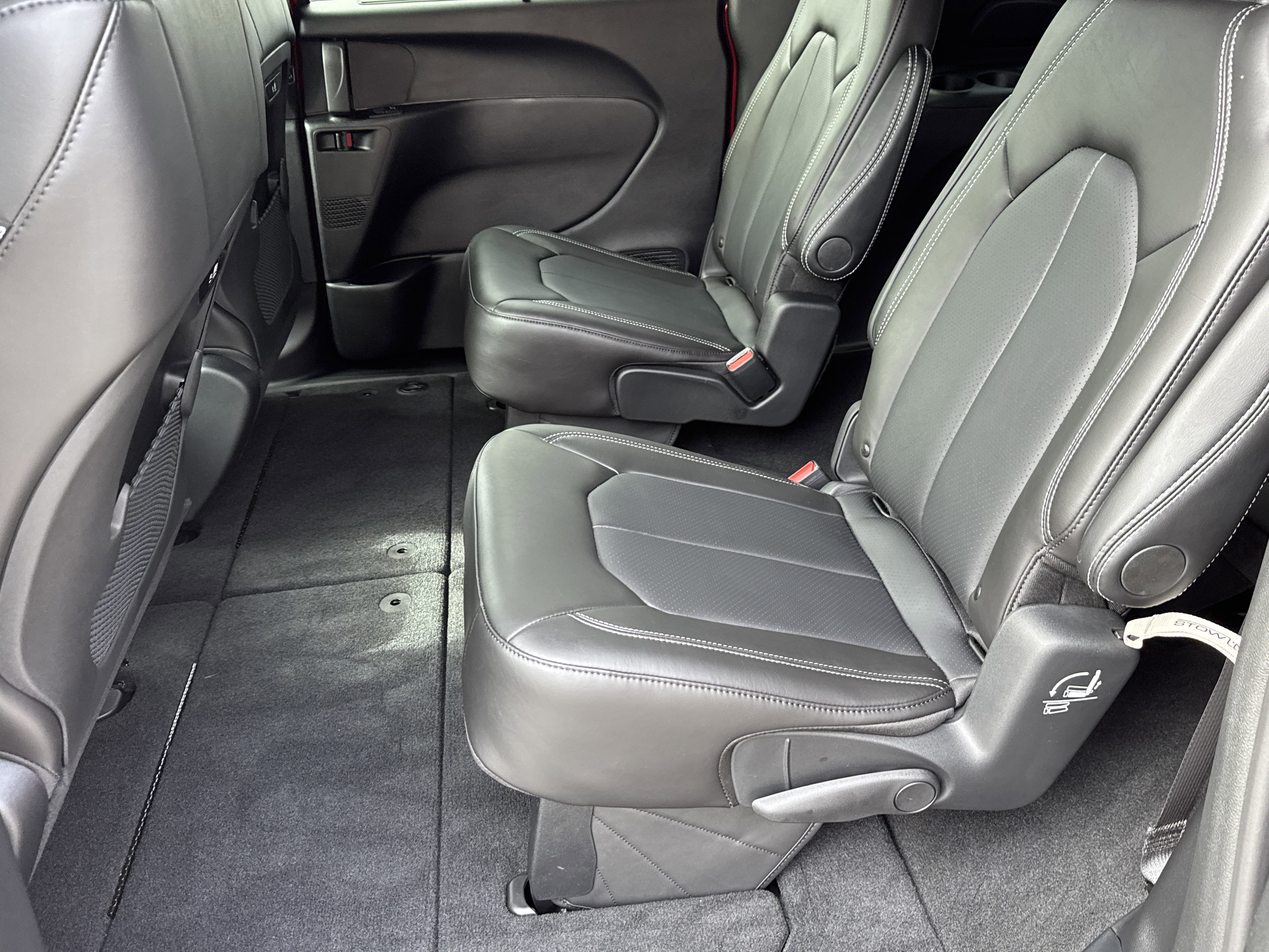 New 2026 Red Hot Pearl-Coat Exterior Paint Chrysler Select image 24
