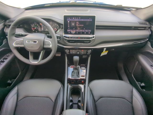 New 2026 Hydro Blue Pearl-Coat Exterior Paint Jeep Latitude image 17