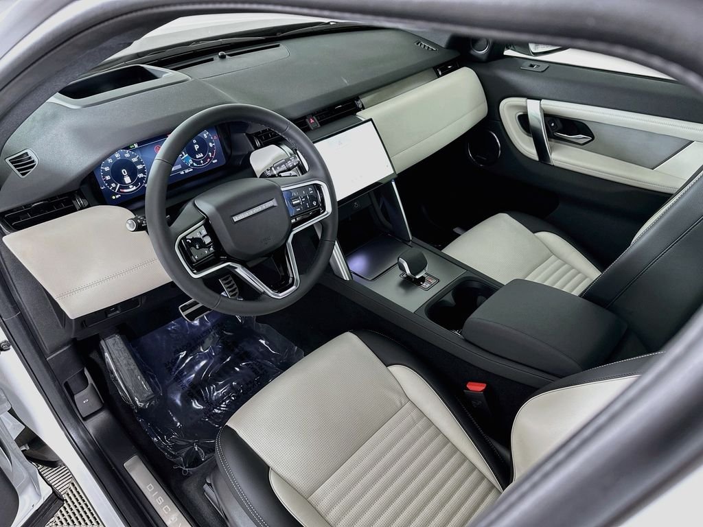 Used 2025  Land Rover SE image 10