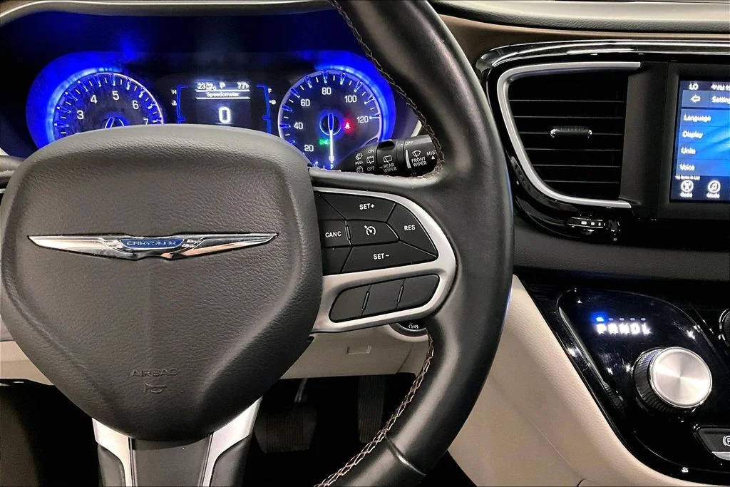 Used 2018 Red Chrysler Touring L image 12