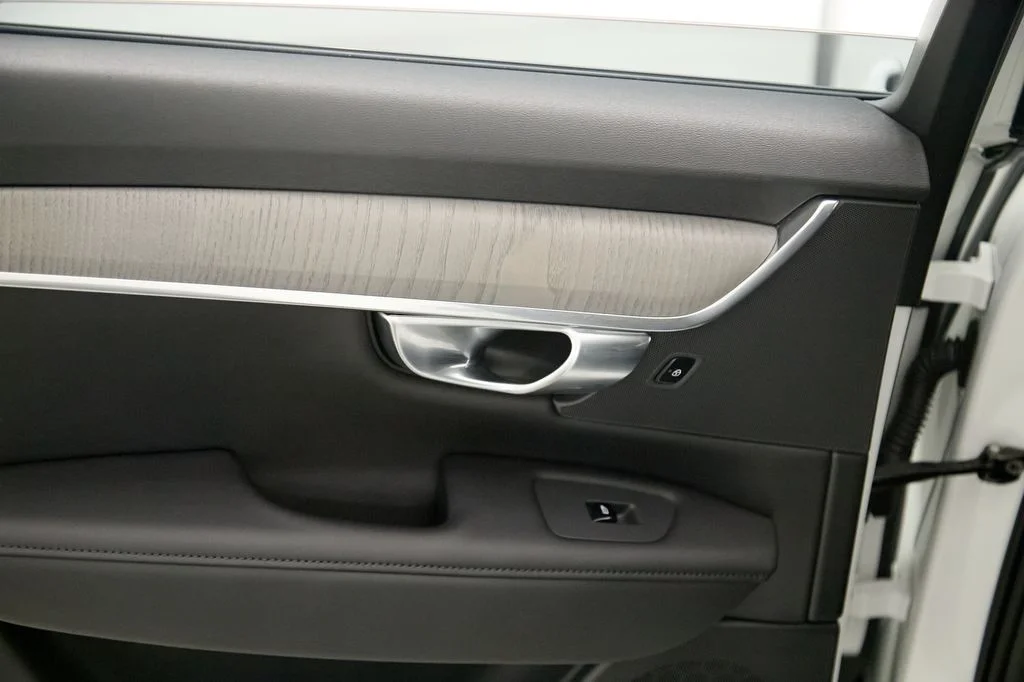 Certified Used 2025 Crystal White Volvo Plus image 20