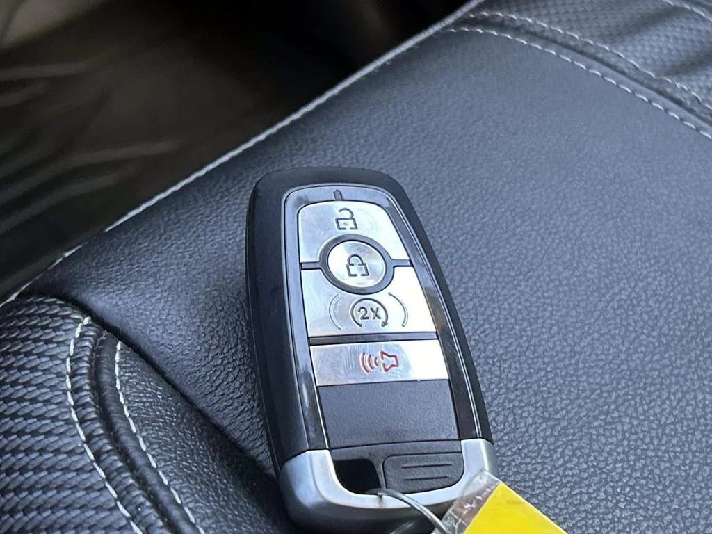 Used 2022 White Ford Lariat image 36