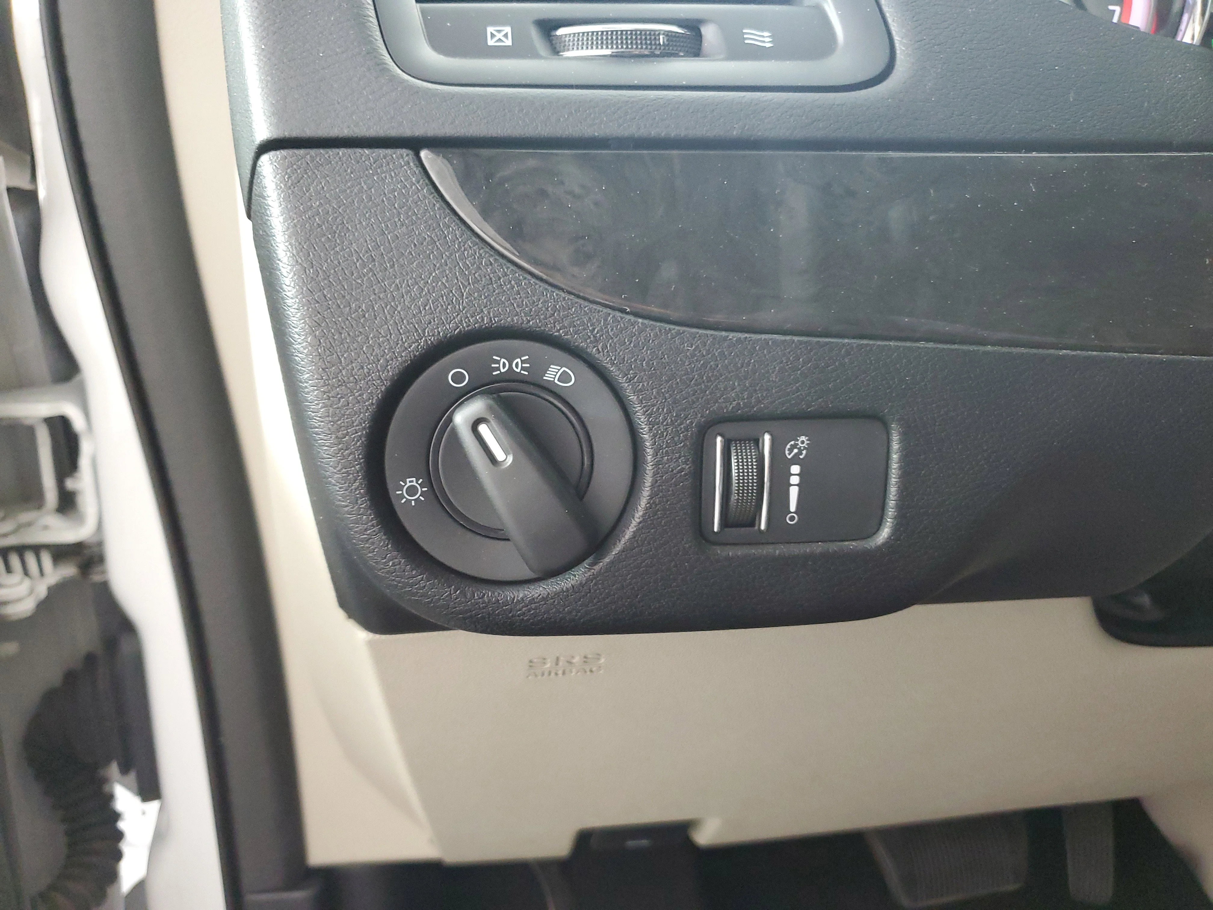Used 2018 White Knuckle Clearcoat Dodge SE image 25