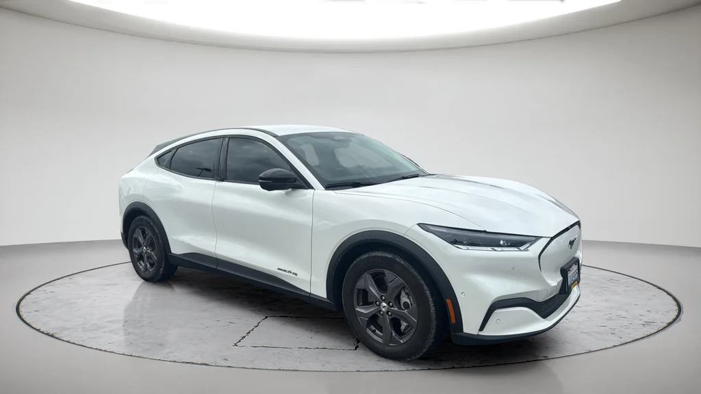 Used 2023 White Ford Select image 2