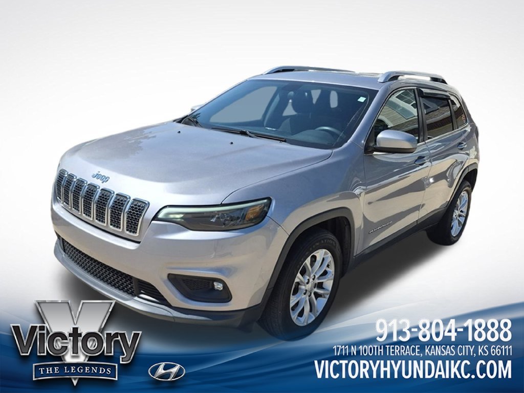 Used 2019 Silver Jeep Latitude image 1